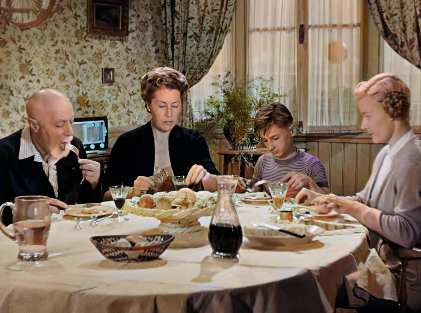 于洛先生的假期 彩色版.mkv_20250413_142744.591.jpg