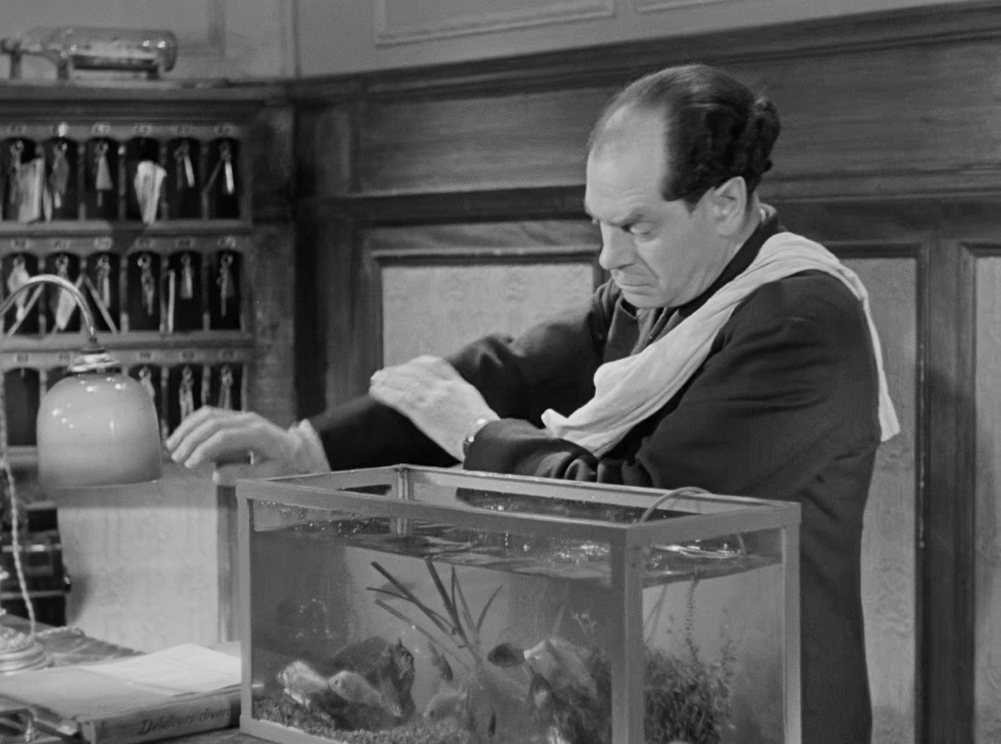 于洛先生的假期 黑白版.mkv_20250413_142439.217.jpg