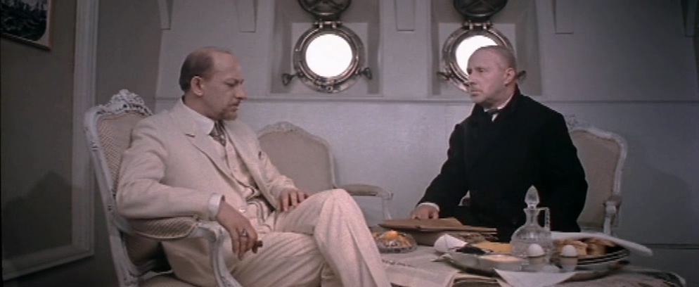 溃逃2 (下部写流亡异国众生相：各种潦倒凄凉、苟且忍耻，各种尴尬的重逢，刻骨的忧伤.jpg