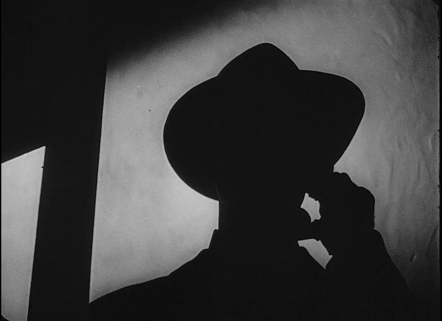 The.Stranger.1946.REMASTERED.1080p.BluRay.H264.AAC-RARBG.mp4_20250513_122308.929.jpg