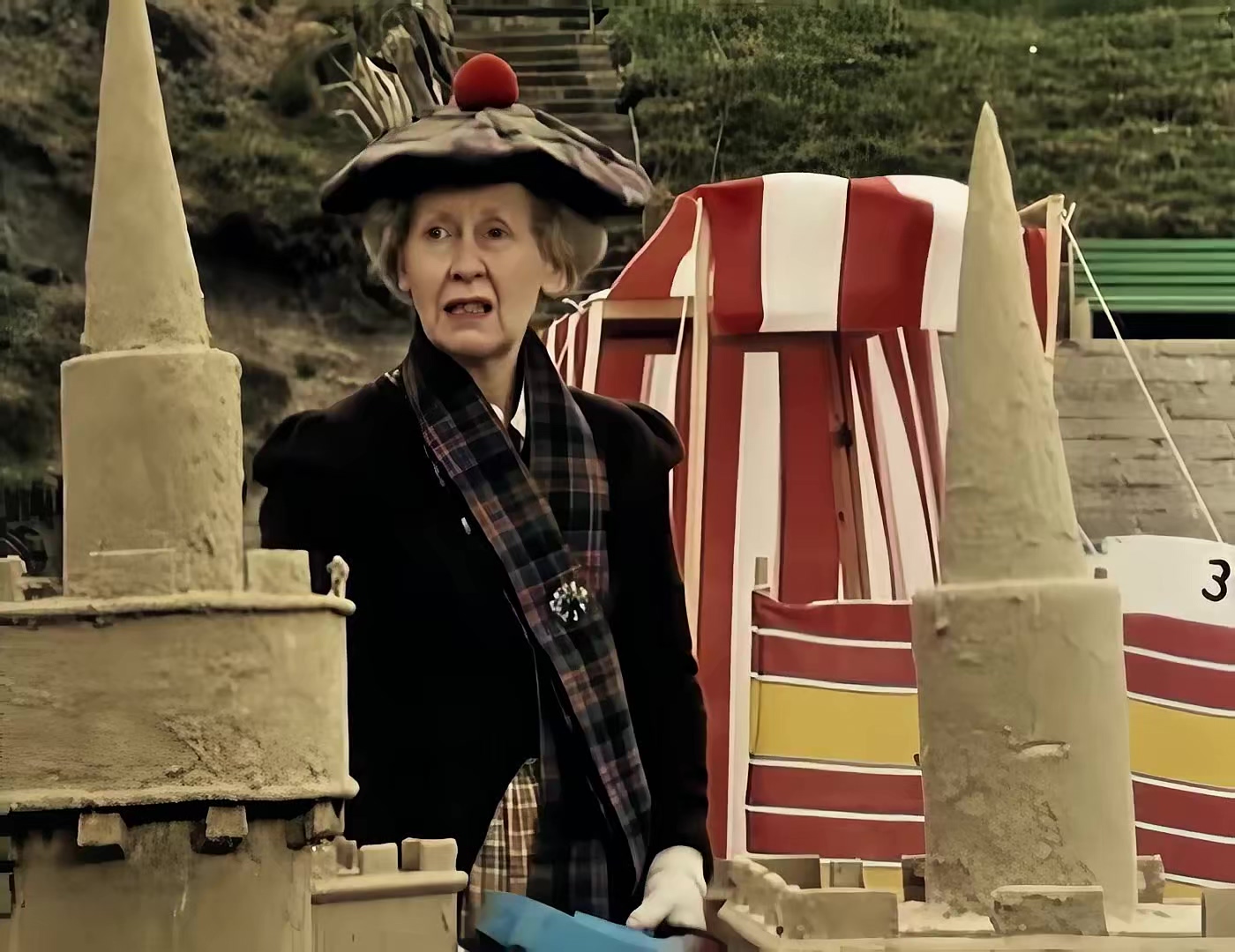 10 神奇老太太在海边.mkv_20250602_143759.466.jpg