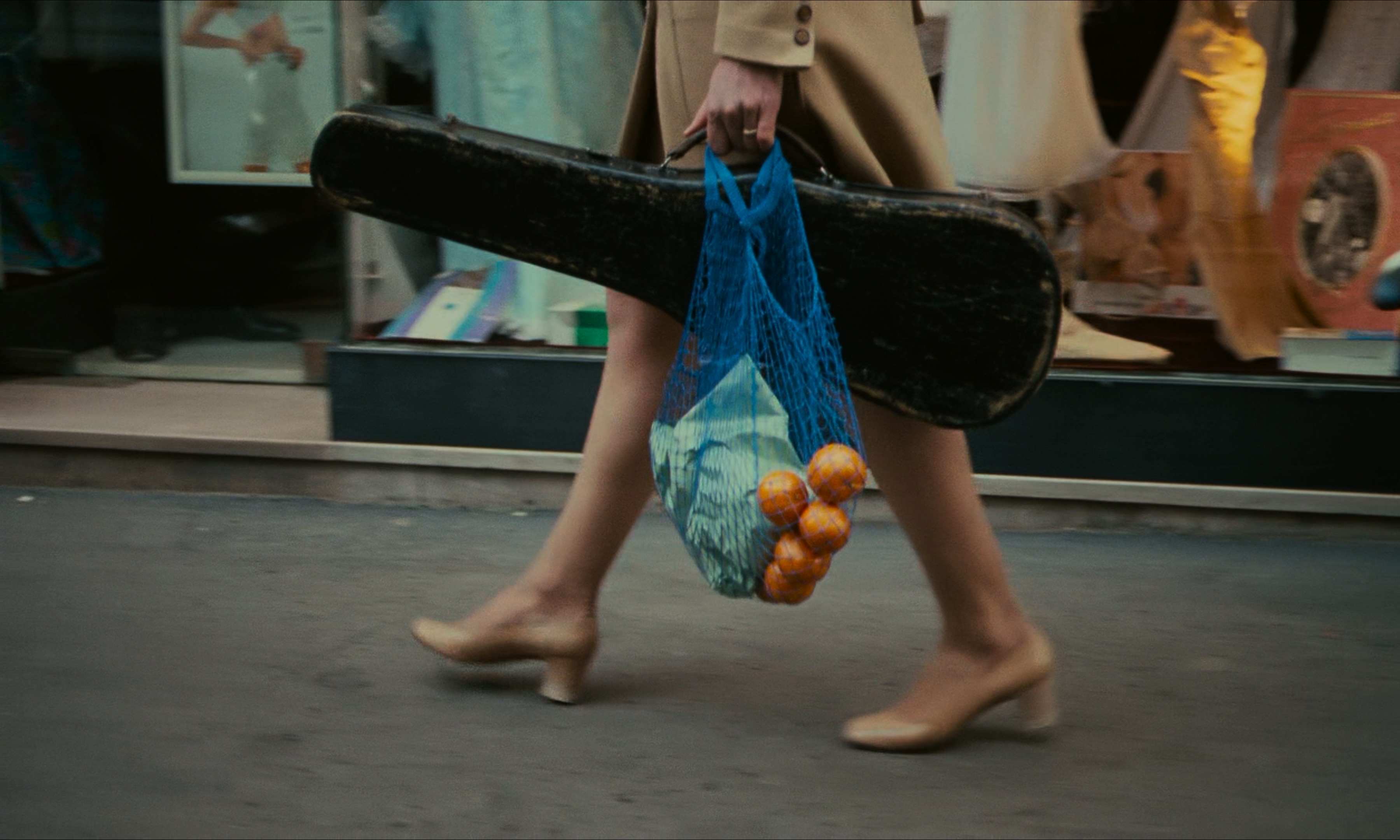 Bed.and.Board.1970.FRENCH.2160p.UHD.BluRay.x265.10bit.HDR.DDP5.1-RARBG (1).mkv_2.jpg