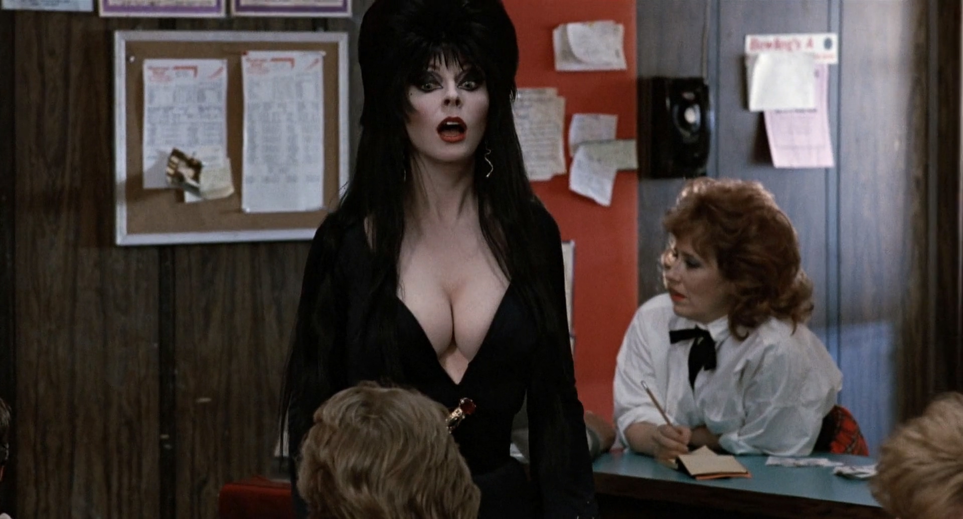 Elvira.Mistress.of.the.Dark.1988.1080p.BluRay.H264.AAC-RARBG.mkv_20250701_110437.398.jpg