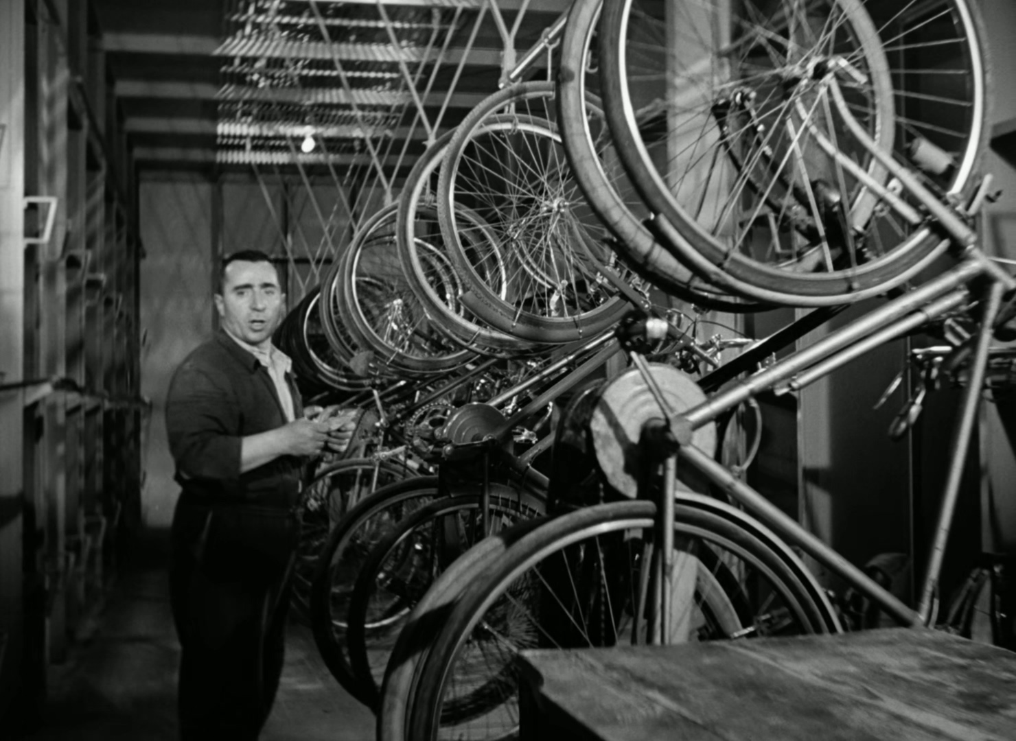 1948 偷自行车的人 The Bicycle Thieves .mkv_20250720_163302.485.jpg