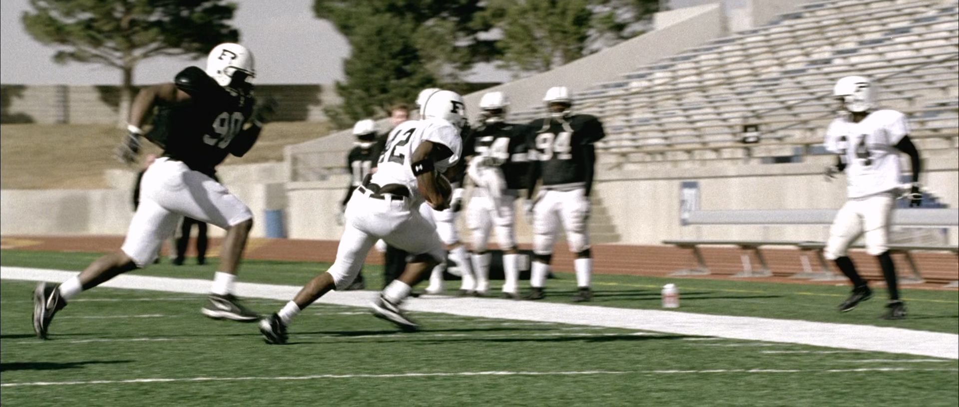 Friday.Night.Lights.2004.1080p.BluRay.DDP.5.1.H.265-EDGE2020 (1).mkv_20250730_20.jpg