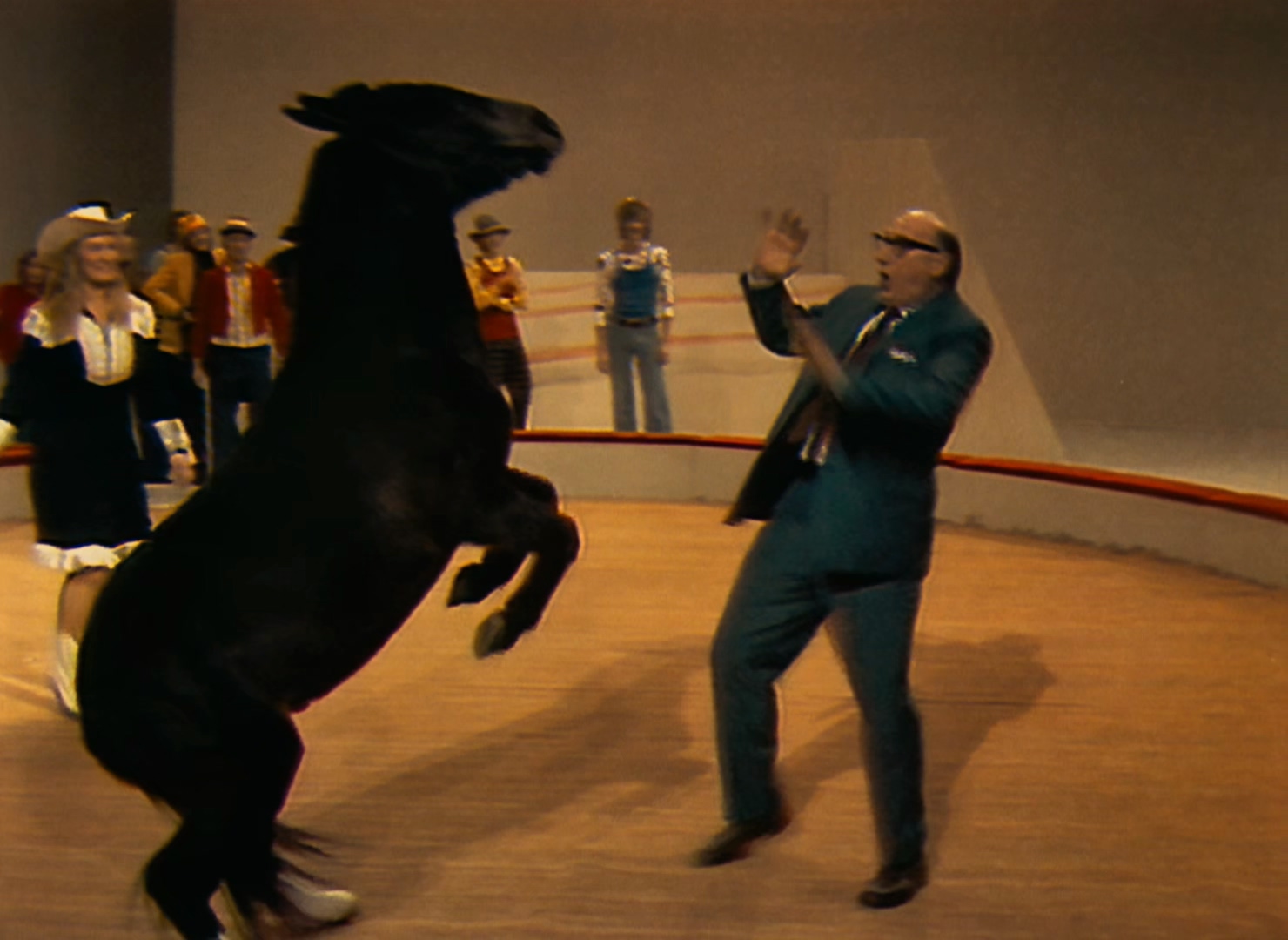 1974 游行 Parade.mkv_20250809_160759.217.jpg