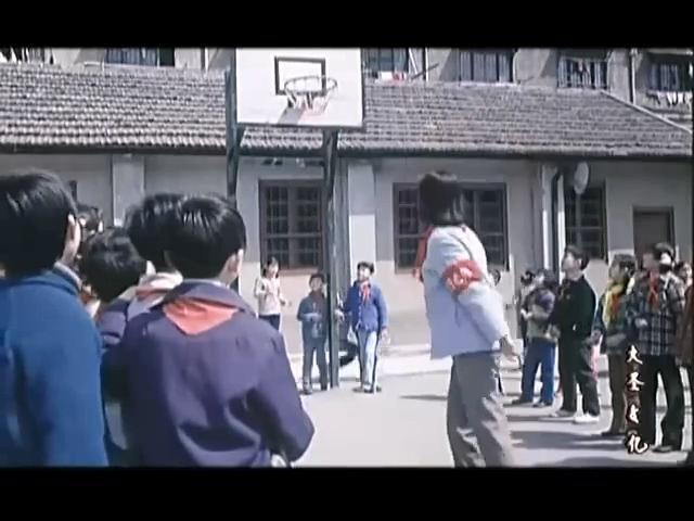 电影闪光的彩球1982.mp4_000655.120.jpg